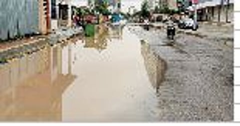 पुनावळेतील रस्त्यावर पाणीच पाणी