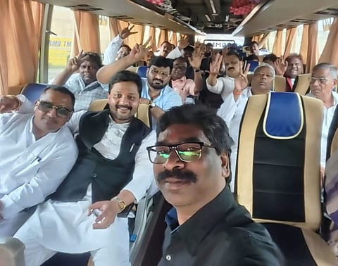 झारखंडमधील सत्तासंघर्ष : ‘फूट’ टाळण्यासाठी सत्ताधारी आघाडीचे आमदार छत्तीसगडला रवाना
