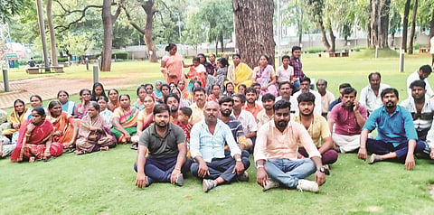 पुणे : झोपडट्टीधारक जिल्हाधिकारी कार्यालयात धडकले