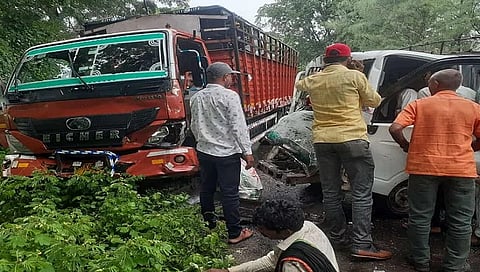 जळगाव : आयशरची मॅक्झीमोला धडक, धानोऱ्याजवळील अपघातात ५ गंभीर
