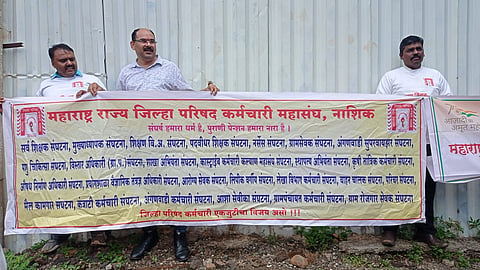 नाशिक : जिल्हाधिकारी कार्यालयासमोर निर्दशने करताना राज्य सरकारी कर्मचारी मध्यवर्ती संघटनेचे पदाधिकारी आणि सदस्य. (छाया: हेमंत घोरपडे).