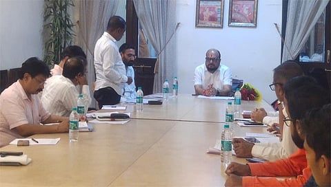 जळगाव : राज्याचे पाणी पुरवठा व स्वच्छता मंत्री ना. गुलाबराव पाटील यांच्या उपस्थितीत घेण्यात आलेल्या आढावा बैठकप्रसंगी उपस्थित जिल्हाधिकार्यांसह कृषी व विमा कंपनी अधिकारी. (छाया: चेतन चौधरी)