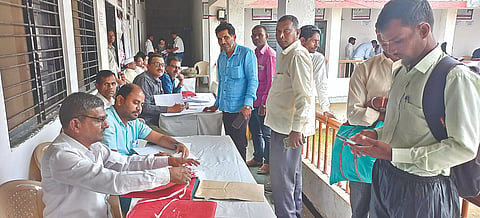 त्र्यंबकेश्वर : तहसील कार्यालयात इच्छुक उमेदवारांची झालेली गर्दी.