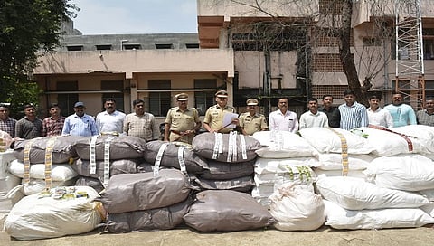 Crime : धुळ्यात आराम बस मधून गुटख्याची तस्करी, 76 लाखांचा मुद्देमाल जप्त