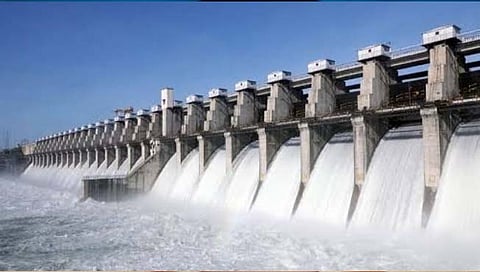 औरंगाबाद: नाथसागर धरणातून १ लाख क्युसेक विसर्ग सुरू; विद्युत पंप काढण्यासाठी शेतकऱ्यांची तारांबळ