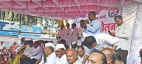 नाशिक : शिक्षण उपसंचालक कार्यालयासमोरील आंदोलनात बोलताना सुरेश खांडबहाले. समवेत मनसे शिक्षक संघटनेचे पदाधिकारी.