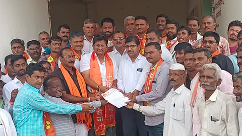 धरणगाव : नायब तहसीलदार यांना निवेदन देताना गुलाबराव वाघ, विष्णू भंगाळे, निलेश चौधरी, वासुदेव चौधरी आदी. (छाया : चेतन चौधरी)