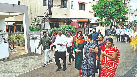 सिडको : कामटवाडे भागात पाहणी करताना सुधाकर बडगुजर. समवेत प्रभागातील महिला व नागरिक. (छाया : राजेंद्र शेळके)