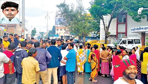 कोल्हापूर : चिन्या हळदकर खुनातील संशयितांना अटक केल्यानंतर नातेवाईकांसह परिसरातील नागरिकांनी पोलिस अधिकार्यांना गराडा घातला. काही काळ रास्ता रोकोही करण्यात आला.