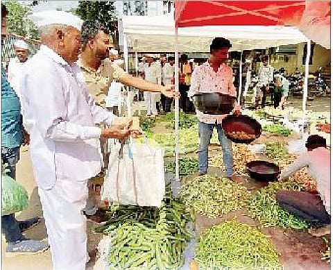 चाकण बाजारात झालेली तरकारी मालाची आवक.