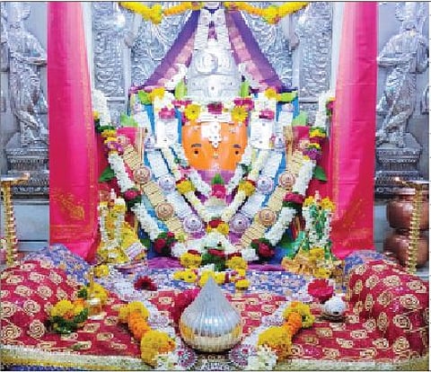 थेऊरच्या चिंतामणीची पूजेसह सजावट