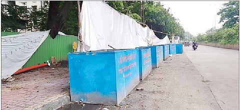 कर्वेनगर क्षेत्रीय कार्यालयाने डीपी रस्त्यावर विसर्जनासाठी मांडलेल्या लोखंडी टाक्या जाग्यावर आणि अस्ताव्यस्त स्वरूपात पडून आहेत. (छाया ः अनंत टोले)