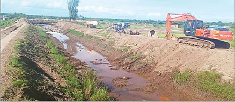 गोतोंडी (ता. इंदापूर) येथे निरा डावा कालवा अस्तरीकरणासाठी मुरूम टाकण्याचे काम ग्रामस्थांनी बंद ठेवले.