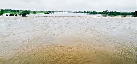 पारगाव सा. मा. (ता. दौंड) येथील पाण्याखाली गेलेला बंधारा. (छाया : राजेंद्र खोमणे)