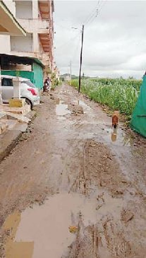 मंचर- पिंपळगाव रस्त्यावरील खानदेशी मळा, लोंढे मळा शाळेकडे जाणार्या रस्त्याची झालेली दुरवस्था.