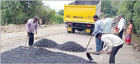 सूस परिसरात मानवी वस्ती नसलेल्या भागातील रस्त्याचे करण्यात येत असलेले डांबरीकरण.