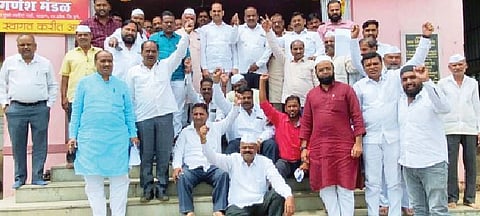 चाकण येथे करवाढीच्या विरोधात एकत्र आलेले नागरिक.