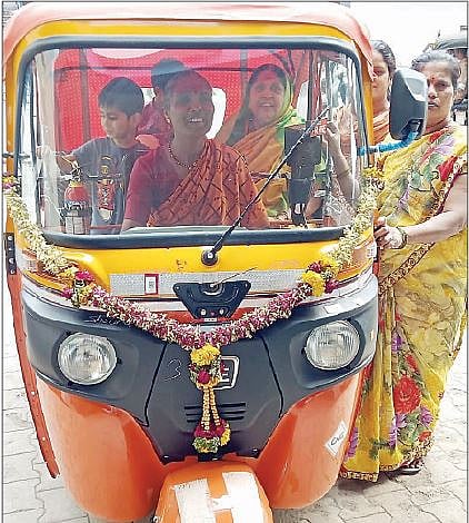 धायरी येथे प्रवासी वाहतूक करताना रिक्षाचालक शोभा कांबळे.