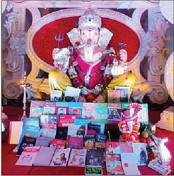 अरण्येश्वरनगर येथील एकता मित्रमंडळाने यंदा ऋषिपंचमीनिमित्त बाप्पाला पुस्तकांचा नैवेद्य अर्पण केला.