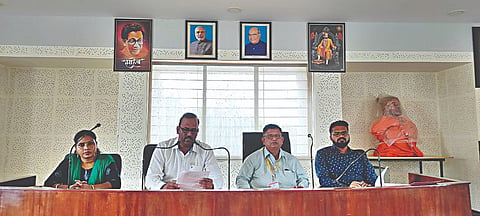पंचवटी : फटाके विक्री गाळ्यांच्या फेरलिलावाप्रसंगी मंगेश वाघ, भूषण देशमुख, सीमा गायकवाड आदी.( छाया : गणेश बोडके)