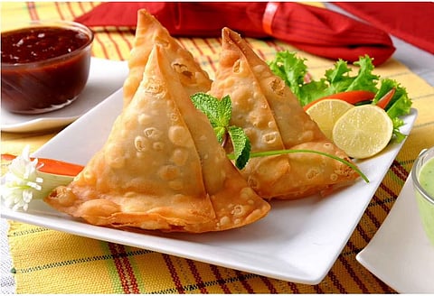 समोसा : मध्य आशिया ते चहाची टपरी व्हाया मुघल दरबार