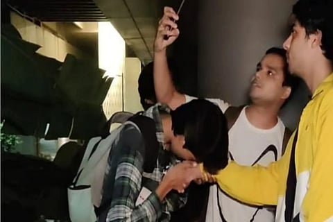 गर्दीतील चाहत्याने घेतलं आर्यनच्या हाताच चुंबन, आर्यनची प्रतिक्रिया पाहून भडकले नेटिझन्स…..