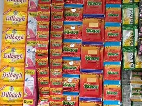 खडकी गावच्या हद्दीत पिकअप आणि गुटखा जप्त