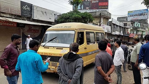 टेम्पो ट्रॅव्हलरने पेट घेतला