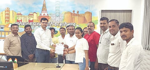 मालेगाव : कॅम्प मॉड्यूलर रुग्णालयातील समस्यांचे निवेदन उपआयुक्तांना देताना आम्ही मालेगावकर विधायक संघर्ष समितीचे शिष्टमंडळ.