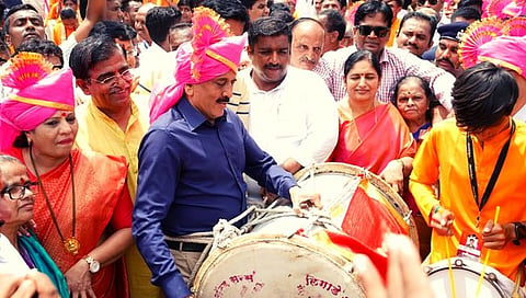 गणपती विसर्जन मिरवणूकीची गिरीश महाजन यांनी ढोल वाजत केली सुरूवात