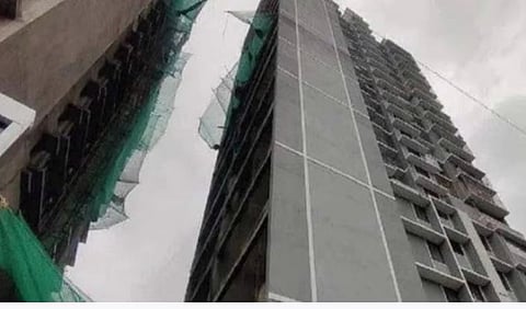 अहमदाबाद येथे बांधकाम सुरु असलेल्या इमारतीची लिफ्ट कोसळून सात कामगार ठार