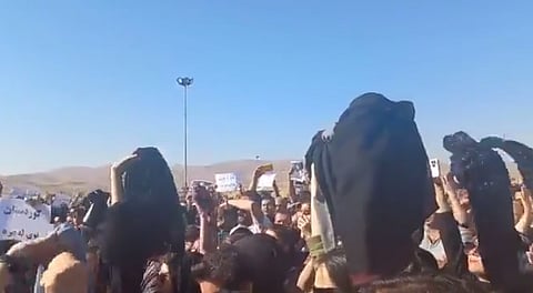 इराण : हिजाबविरोधी निदर्शने करणाऱ्या आंदोलकांवर सुरक्षा दलाचा गोळीबार; ८ जणांचा मृत्यू
