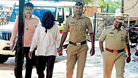 कागल ः संशयित प्रकाश माळी याला न्यायालयात हजर करताना कागल पोलिस. (छाया : नाज ट्रेनर)