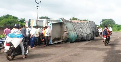 खड्डे चुकविताना सिमेंटचा ट्रक उलटला, नगर-पाथर्डी रस्त्यावर अपघातांची मालिका सुरूच