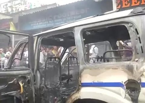 काेलकातामध्ये भाजपच्या माेर्चाला हिंसक वळण : जमावाची पोलिसांवर दगडफेक, वाहनांची जाळपोळ