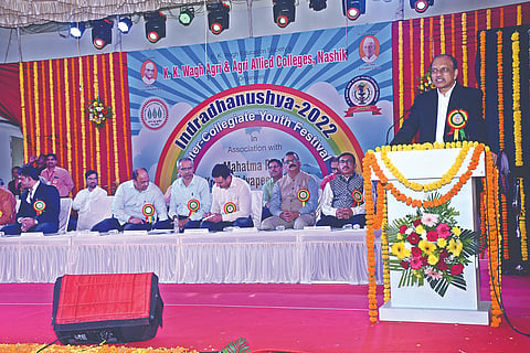 नाशिक : ‘इंद्रधनुष्य - 2022’ युवक महोत्सवाच्या उद्घाटनाप्रसंगी ‘महात्मा फुले कृषी’चे अधिष्ठाता डॉ. पी. एन. रसाळ. समवेत मान्यवर.
