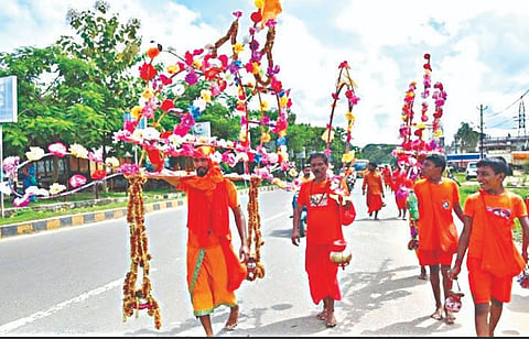 सप्तशृंगगड : गडावर कोजागरी पौर्णिमेसाठी हजर झालेले हजारो कावडधारक. (छाया: तुषार बर्डे)