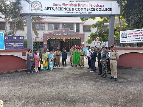 नाशिकरोड : सरदार वल्लभाई पटेल यांच्या जयंतीनिमित्ताने राष्ट्रीय एकता दिवसानिमित्त एकता दौड रॅलीला हिरवा झेंडा दाखविताना प्राचार्य डॉ एस एस काळे. समवेत शिक्षक ,शिक्षेकतेर कर्मचारी. (छाया : उमेश देशमुख)