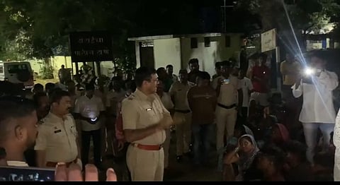 धुळे : संतप्त जमावाची समजूत घालताना अप्पर पोलीस अधीक्षक प्रशांत बच्छाव. (छाया: यशवंत हरणे )