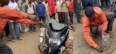 येवला : दुचाकीतून कोब्रा नागाला सुखरूपपणे बाहेर काढताना सर्पमित्र दीपक सोनवणे. (छाया: अविनाश पाटील)