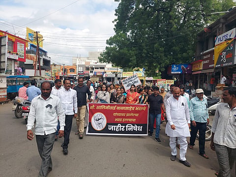 धुळे : शाई फेकप्रकरणी अग्रवाल विश्राम भावना पासून काढण्यात आलेला मोर्चात सहभागी संतप्त महिला.