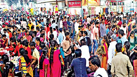 कोल्हापूर : धनत्रयोदशीला उदंड खरेदी; बाजारपेठेत मध्यरात्रीही गर्दी