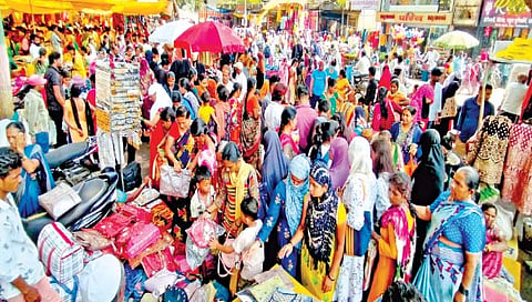 सांगली : दिवाळीसाठी दुकाने सज्ज; बाजारपेठ गर्दीने फुलली