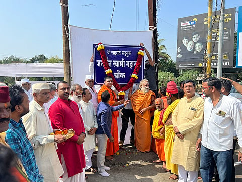पंचवटी : बस दुर्घटनेतील मृतांना श्रद्धांजली अर्पण व चौकाच्या फलक अनावरणप्रसंगी अनिकेत शास्त्री महाराज, संतोषगिरी महाराज, दिनेश शास्त्री गायधनी, महंत सुधीरदास पुजारी, गौरव शास्त्री अगस्ते आदी धर्माचार्य व मान्यवर पदाधिकारी आणि नागरिक (छाया: गणेश बोडके).