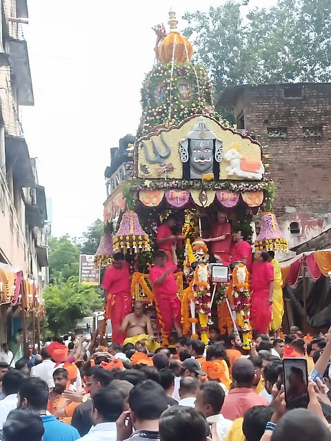 धुळे : "व्यंकट रमण गोविंदा" 'नावाचा जयघोष करीत काढण्यात आलेला भगवान बालाजीच्या रथोत्सव. (छाया: यशवंत हरणे )