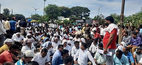 कळवण : संभाजीनगर गावठाण परिसरात आक्रमक पवित्रा घेत रास्ता रोको करताना व्यापारी असोसिएशनसह नागरिक. (छाया: बापू देवरे)