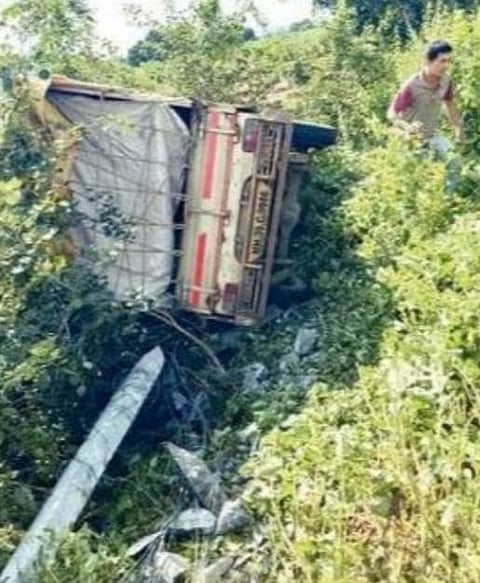 पिंपळनेर : वीज वाहिनीच्या सपोर्टर खांबावर वाहन आदळल्याने कोसळलेला खांब. (छाया: अंबादास बेनुस्कर)