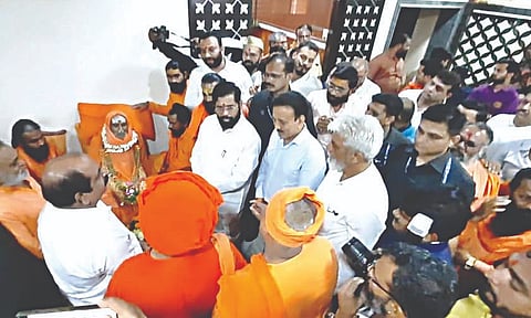 त्र्यंबकेश्वर : सागरानंद सरस्वती महाराजांचे अंत्यदर्शन घेताना मुख्यमंत्री एकनाथ शिंदे, पालकमंत्री दादा भुसे, ना. गिरीश महाजन व साधू-महंत. (छाया : देवयानी ढोन्नर)