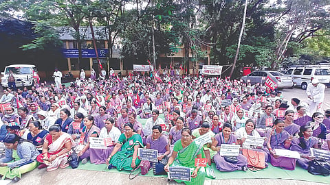 नाशिक : विविध मागण्यांसाठी निदर्शने करताना आशा व गटप्रवर्तक. (छाया : हेमंत घोरपडे)