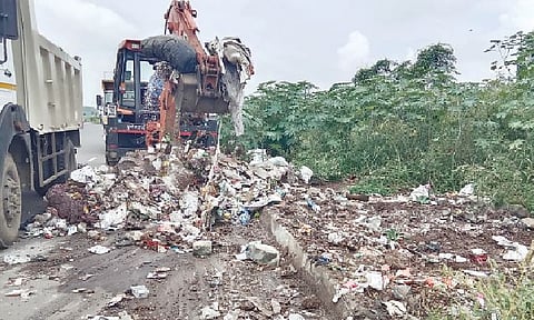 महामार्गालगतचा पडलेला कचरा जेसीबीच्या साह्याने उचलण्यात आला.